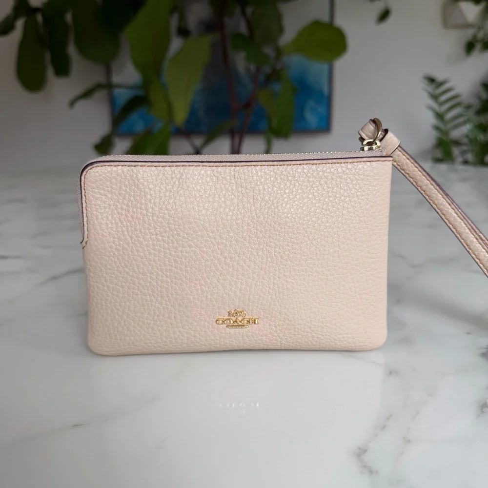 Coach X Peanuts Corner Zip Wristlet With Snoopy And Friends Motif CF213 Ivory - Picture 4 of 11